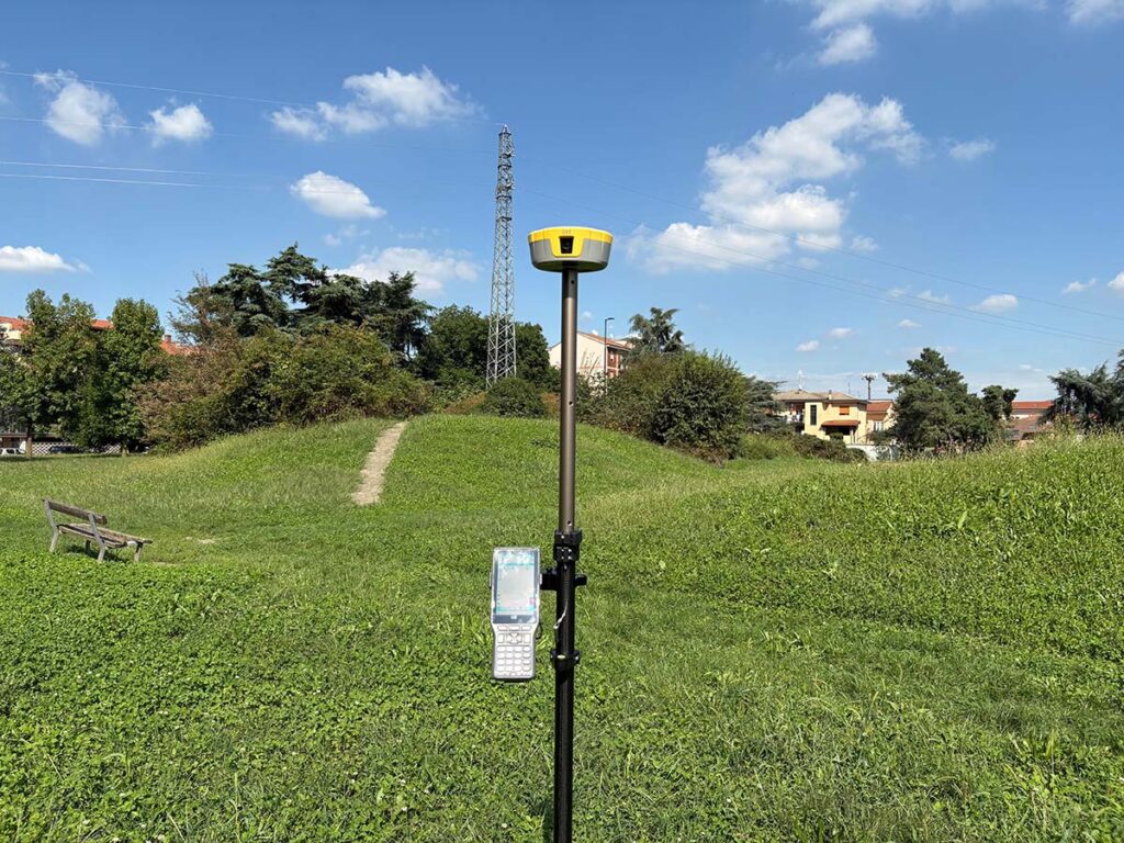 G90 Dual-Cameras GNSS Receiver 2